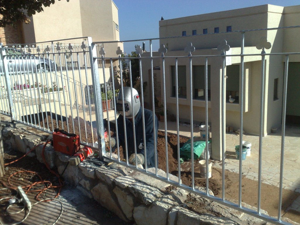 מעקה גדר חיצונית בחזית הבית מעקה גדר חיצונית בחזית הבית - ריתוכים אחרונים של המקטעים