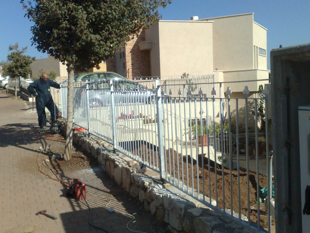 מעקה גדר חיצונית בחזית הבית מעקה גדר חיצונית בחזית הבית - לאחר ריתוך כל המקטעים